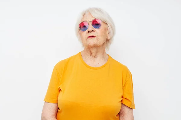 Foto de senhora idosa aposentada na moda óculos mão gestos fundo isolado — Fotografia de Stock