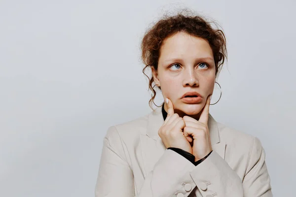 Mooie vrouw elegante stijl pak mode studio geïsoleerde achtergronden ongewijzigd — Stockfoto