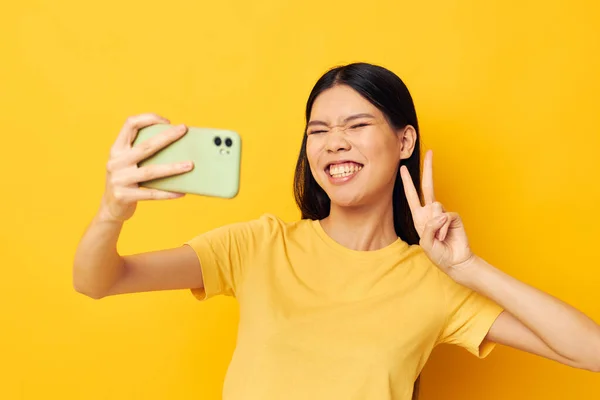 Ritratto Asiatico bella giovane donna con un telefono tra le mani fa un selfie Stile di vita inalterato — Foto Stock