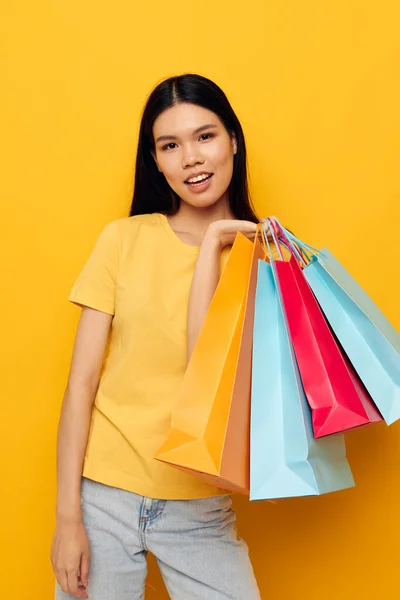 Charmant jong aziatisch vrouw mode winkelen poseren geïsoleerde achtergrond ongewijzigd — Stockfoto