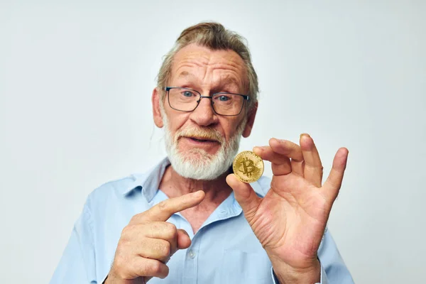 Yaşlı bir adamın portresi kripto para birimi bitcoin yatırım ışığı arka planı