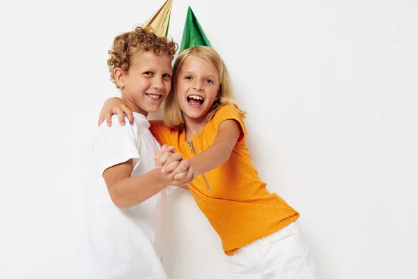 Veselé děti v pestrobarevné čepice narozeniny dovolená emoce izolované pozadí beze změny — Stock fotografie