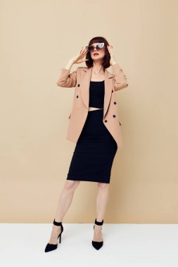 fotoğraf güzel kadın cazibe kırmızı tırnaklar model lüks güneş gözlükleri yaşam tarzı değiştirilmemiş