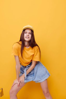 Genç ve güzel bir kadın el hareketleri yaz tarzı izole edilmiş arka plan