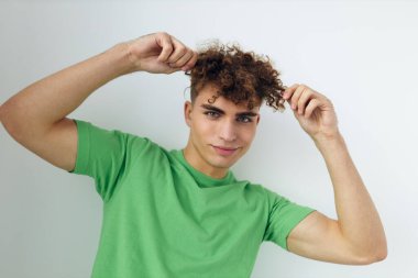 Tuhaf adam gülümsüyor. Duygusal el hareketleri izole edilmiş arka plan.