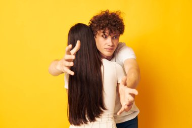 Sevimli genç çift dostluk ilişkisine sarıldı.