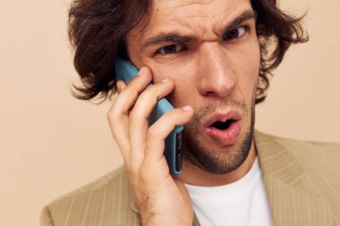 Yakışıklı adam telefon teknolojileri hakkında konuşuyor. Yaşam tarzı değişmemiş.