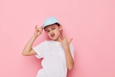 Güzel genç kız beyaz t-shirt pozu veriyor. Duygular izole edilmiş.