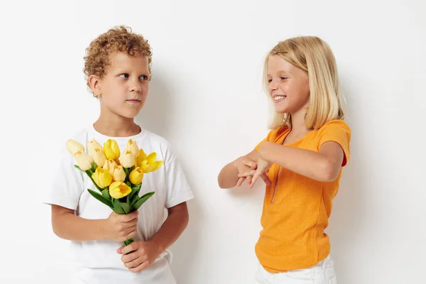생일 선물을 주는 꽃다발을 가지고 있는 소년 소녀들 — 스톡 사진