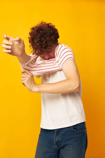 Lindo pelirrojo chico poniendo en un rayas camiseta posando aislado fondo inalterado — Foto de Stock