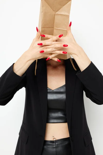 Fotografie hezká žena s taškou na hlavě v černé bundě červená lak na nehty izolované pozadí — Stock fotografie