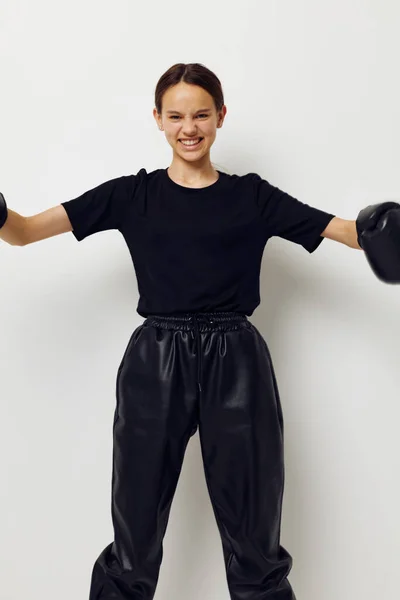 Foto hübsches Mädchen in Boxhandschuhen in schwarzer Hose und T-Shirt Fitnesstraining — Stockfoto