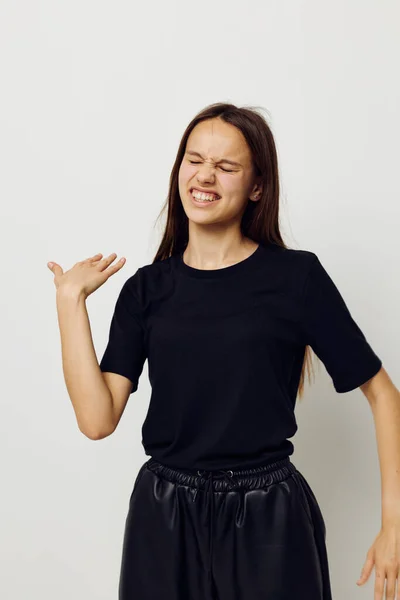 Menina bonita em calças pretas e uma camiseta moda isolado fundo — Fotografia de Stock