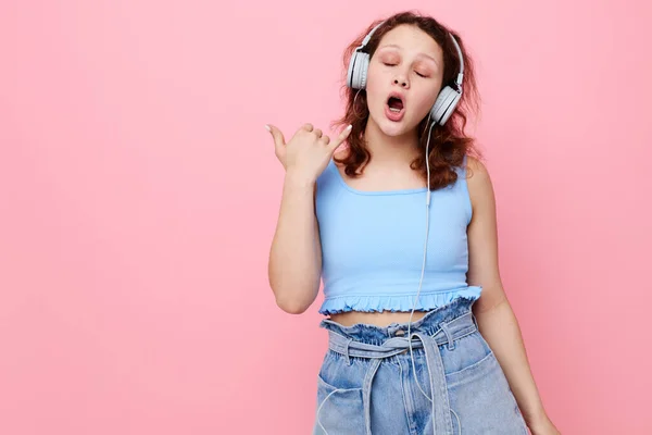 Γυναίκα με ακουστικά μουσική διασκέδαση από κοντά αναλλοίωτη — Φωτογραφία Αρχείου