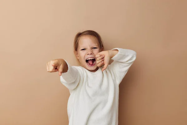 Mooi jong meisje vreugde poseren emoties mode jeugd ongewijzigd — Stockfoto