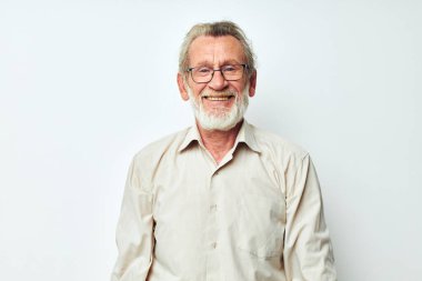 Yaşlı bir adamın portresi gözlük takıyor.