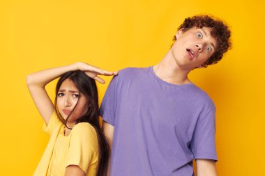 Genç erkek ve kız günlük giysiler. Duygular, maskaralıklar. Hayat tarzı değişmemiş.