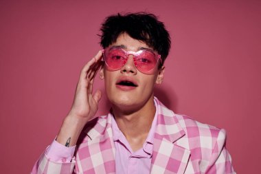 Yakışıklı adam ekose ceketli pembe gözlükler modern yaşam tarzı değiştirilmemiş