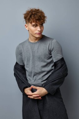 Yakışıklı, seksi, poz veren, kendine güvenen, değişmemiş bir hayat tarzı var.