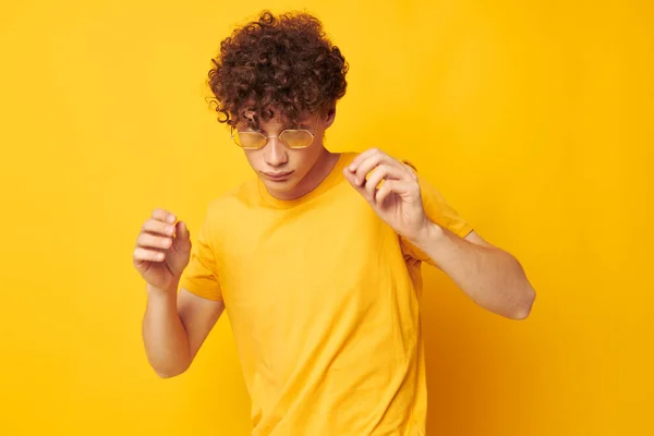 Aranyos vörös hajú srác Ifjúsági stílus szemüveg stúdió alkalmi viselet elszigetelt háttér változatlan — Stock Fotó