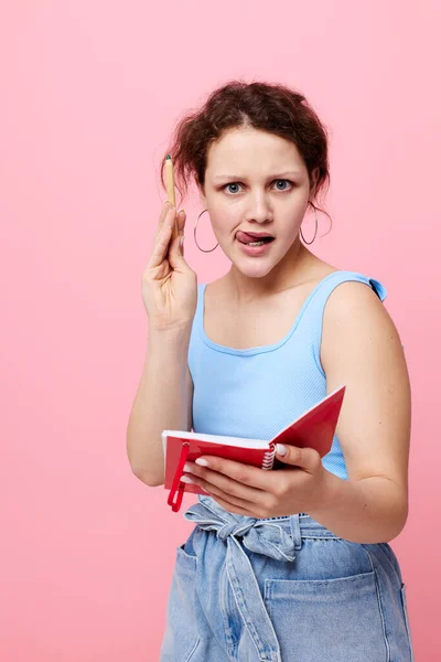 Adolescent fille écriture dans un carnet rouge avec un stylo étude close-up inaltéré — Photo