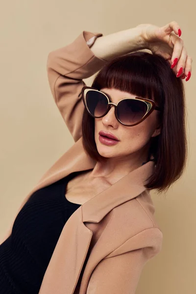 Retrato de una mujer Charm uñas rojas modelo gafas de sol de lujo fondo claro — Foto de Stock