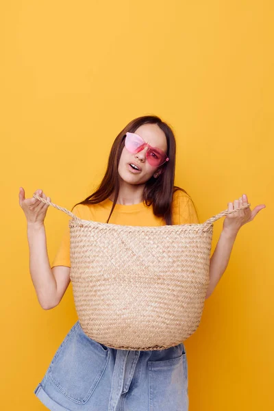 Foto menina bonita saco de vime na mão óculos rosa Estilo de vida inalterado — Fotografia de Stock