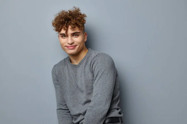 Stilig ung man i en grå sweatshirt mode studio Livsstil oförändrad — Stockfoto