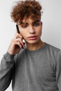 Telefon özçekimine sahip garip adam teknolojisi izole edilmiş.