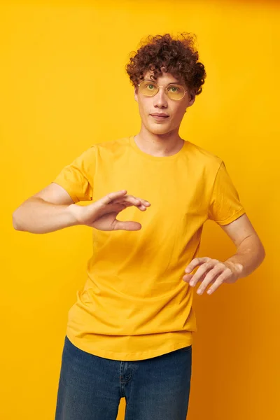 Jovem de cabelos encaracolados homem jovem estilo óculos estúdio casual desgaste Estilo de vida inalterado — Fotografia de Stock