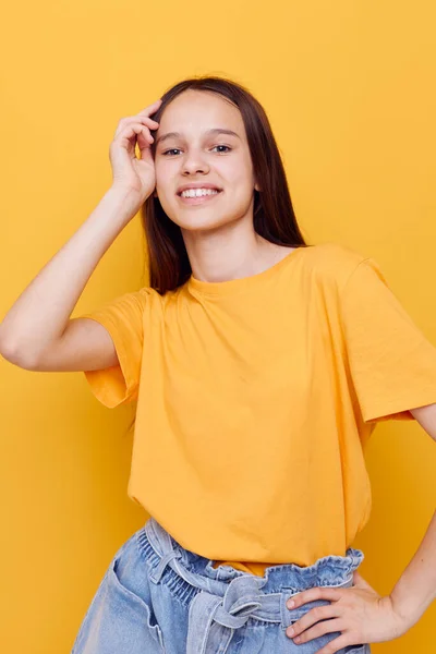 Оптимістична мода молодої жінки в жовтій футболці джинсові шорти Стиль життя незмінний — стокове фото