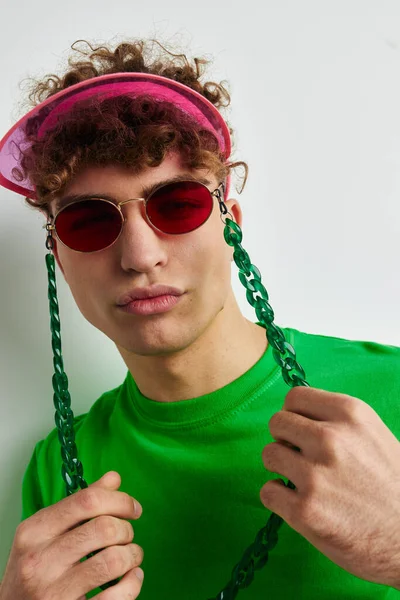Schöner Kerl grün T-Shirt Dekoration Mode Brille isolierten Hintergrund — Stockfoto