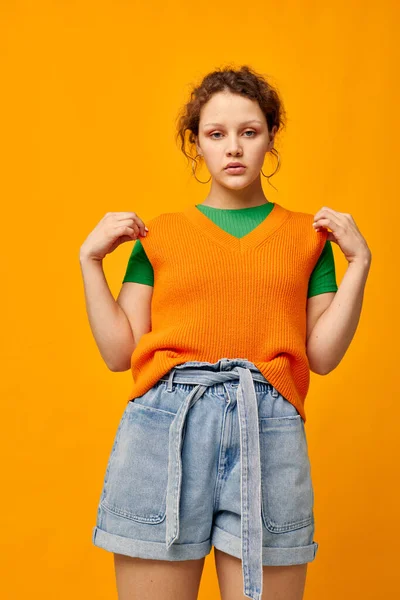 Mulher em camisola laranja moda Juventude Estilo Estúdio — Fotografia de Stock