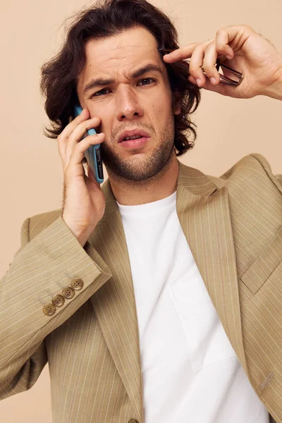 Atraktivní muž mluví o telefonních technologií izolované pozadí — Stock fotografie