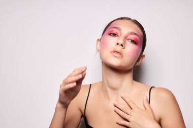 Genç ve güzel bir kadın. Parlak makyaj. Moda duyguları.