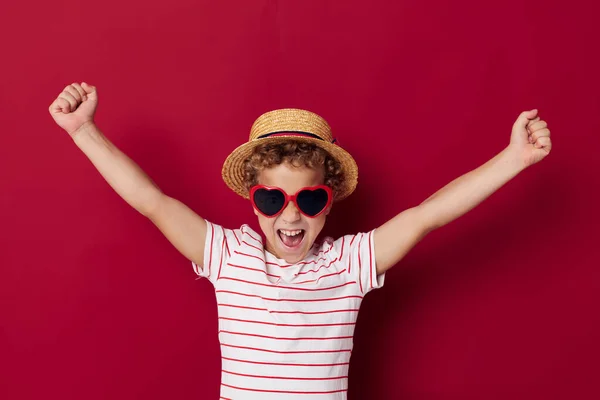 Kleine jongen draagt een zonnebril en hoed poseren mode kinderen stijl — Stockfoto