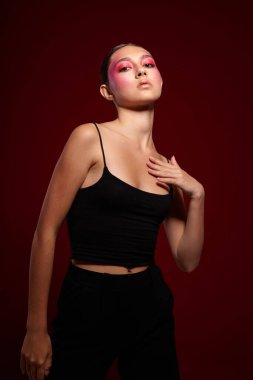 Güzel bir kadın, lüks kozmetik ürünleri sergileyen el kol hareketleri, değiştirilmemiş arka plan.