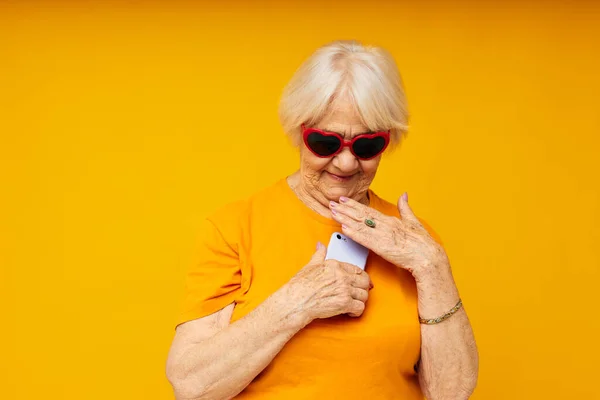 Foto de anciana jubilada estilo de vida feliz en camisetas amarillas gafas vista recortada — Foto de Stock