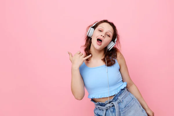 Χαρούμενο χαριτωμένο κορίτσι φορώντας ακουστικά μόδας ψυχαγωγία θέτουν αμετάβλητη — Φωτογραφία Αρχείου