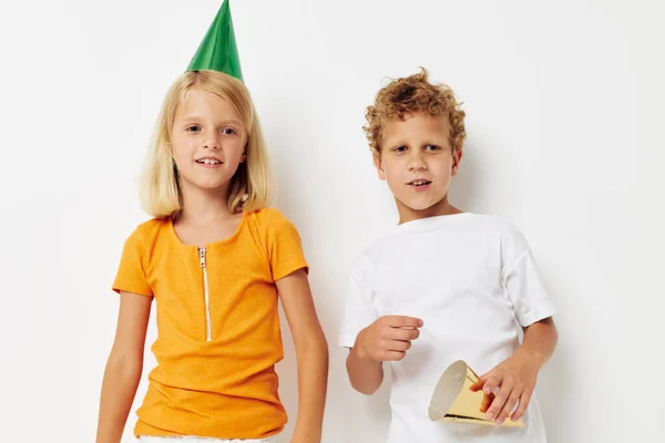 Malé děti v pestrobarevné čepice narozeniny dovolená emoce životní styl beze změny — Stock fotografie