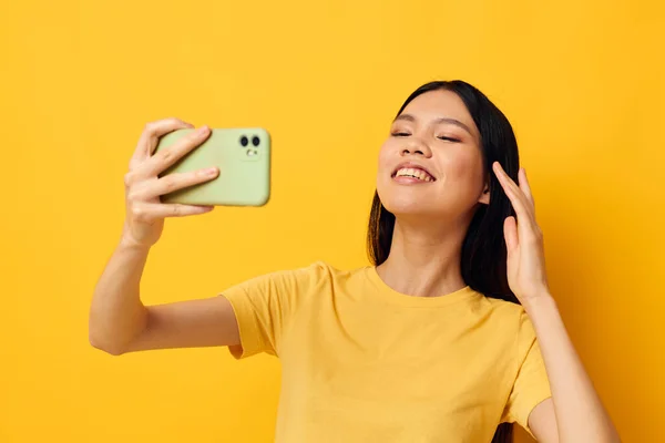 Ritratto Asiatico bella giovane donna con un telefono tra le mani fa un selfie Stile di vita inalterato — Foto Stock