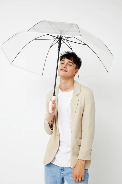 Man transparent paraply en man i en lätt jacka Livsstil oförändrad — Stockfoto