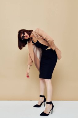 Çekici bir kadın. Kırmızı tırnaklı, lüks gözlüklü, izole bir arka plan.