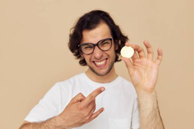 Neşeli erkek duyguları kripto para birimi finansmanı yakın plan izole edilmiş arka plan