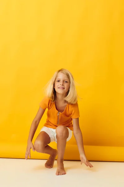 Jong blond meisje glimlach hand gebaren poseren casual slijtage leuk geïsoleerde achtergrond ongewijzigd — Stockfoto