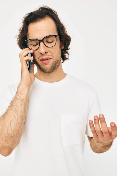 Homem atraente telefone comunicação mão gesto luz fundo — Fotografia de Stock
