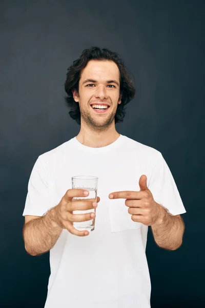 魅力的な男で白いTシャツのガラスの水のライフスタイルの変更なし — ストック写真