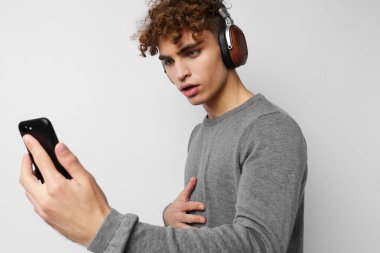 Yakışıklı adam kulaklık teknolojisi ve telefon izole edilmiş geçmişi var.