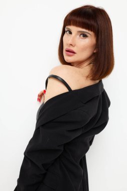 Deri etekli, çekici, izole edilmiş, seksi bir kadın fotoğrafı.