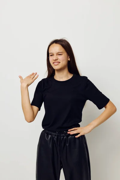 Atlético mulher no um preto t-shirt mão gesto diversão isolado fundo — Fotografia de Stock